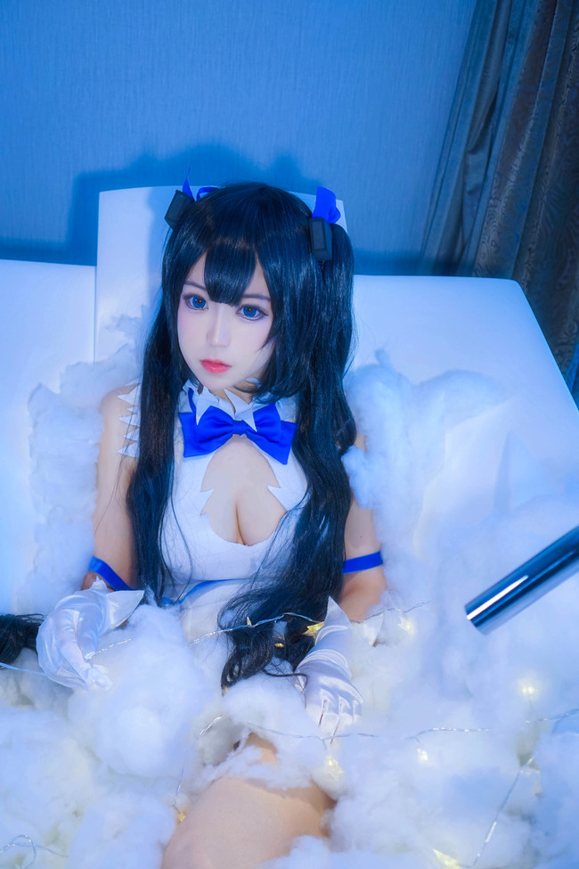 【cosplay图集】巨乳萝莉赫斯提亚 裸足福利cos